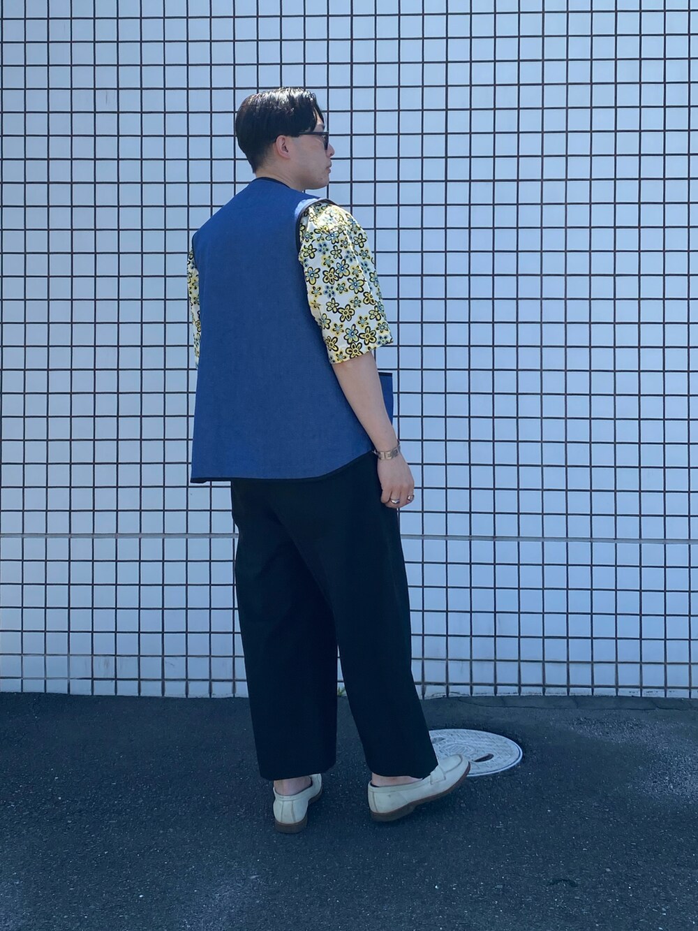 ブルー系のベスト、その他のシャツ/ブラウス、ブラック系のスラックスを着用したメンズの夏コーディネートの3枚目の写真