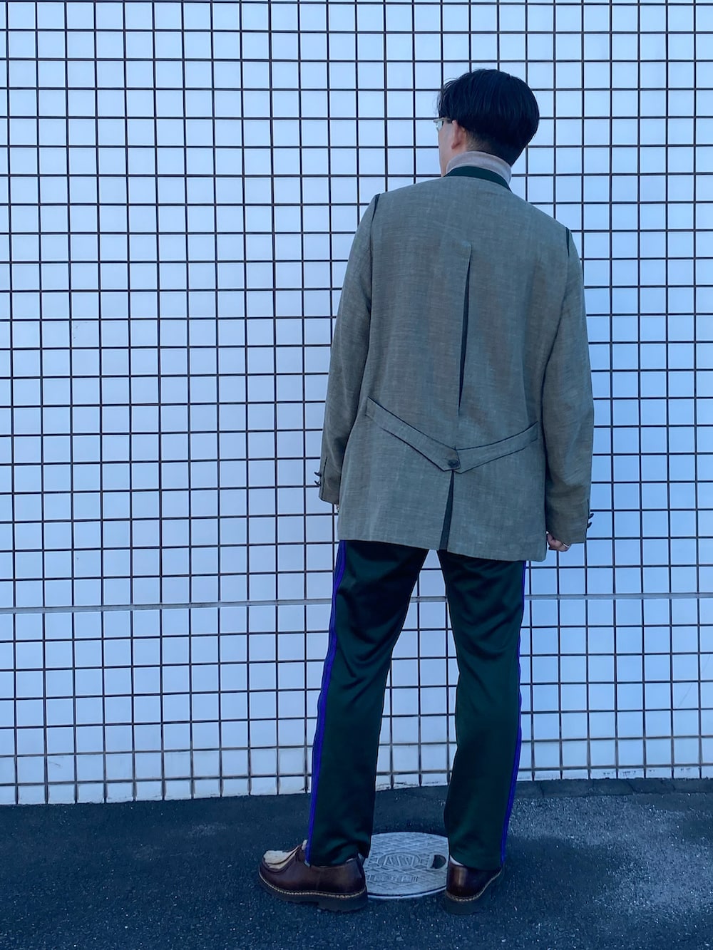 グリーン系のノーカラージャケット、グリーン系のその他パンツ、ブラウン系のドレスシューズを着用したメンズの秋コーディネートの3枚目の写真