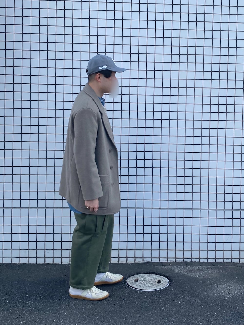 その他のニット/セーター、グリーン系のスウェットパンツ、ホワイト系のスニーカーを着用したメンズの冬コーディネートの3枚目の写真