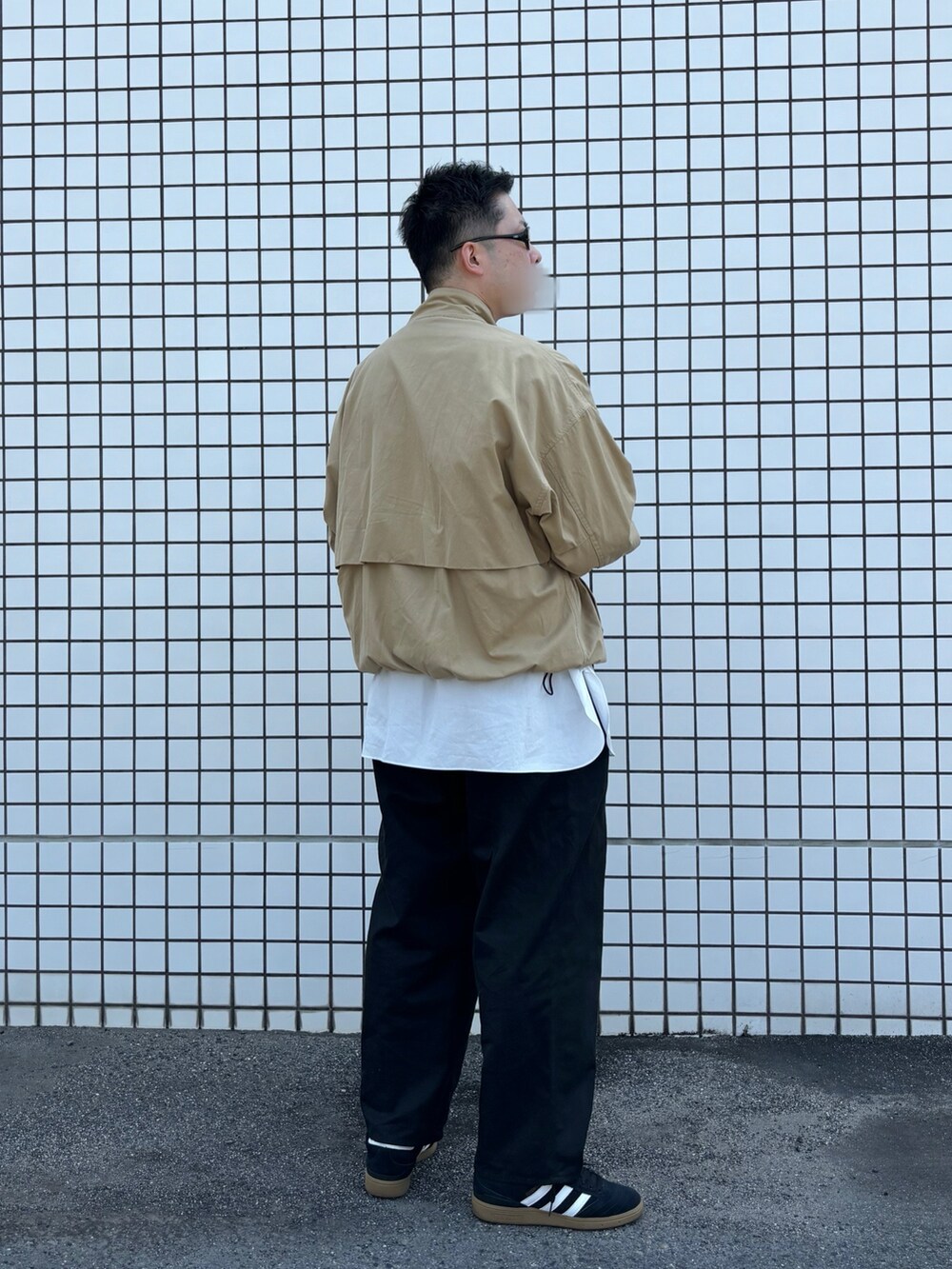 ベージュ系のジャケット/アウター、ブラック系のパンツ、ブラック系のスニーカーを着用したメンズの春コーディネートの3枚目の写真