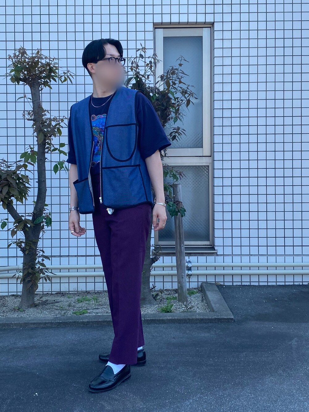 パープル系のスラックス、ブルー系のベスト、ブルー系のTシャツ/カットソーを着用したメンズの秋コーディネートの2枚目の写真