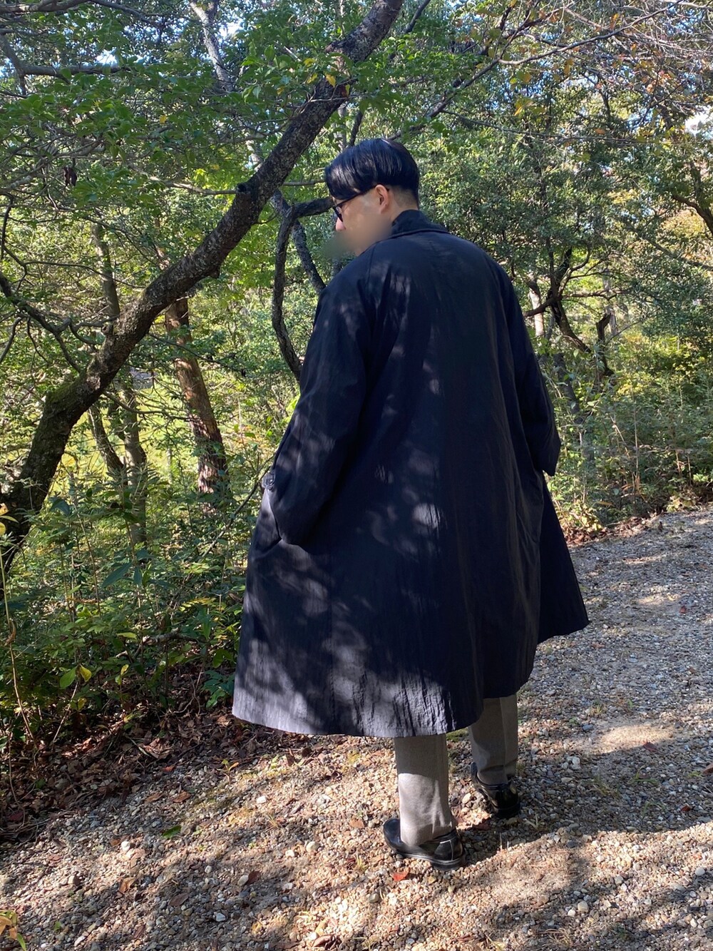 その他のテーラードジャケット、その他のスラックス、ブラック系のローファーを着用したメンズの秋コーディネートの2枚目の写真