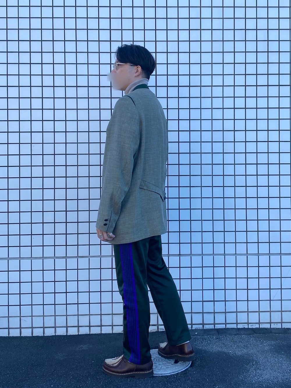 グリーン系のノーカラージャケット、グリーン系のその他パンツ、ブラウン系のドレスシューズを着用したメンズの秋コーディネートの2枚目の写真