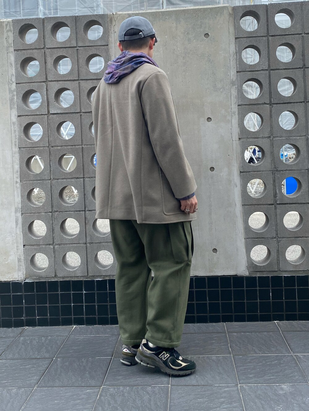 その他のパーカー、グリーン系のスウェットパンツ、その他のスニーカーを着用したメンズの春コーディネートの2枚目の写真