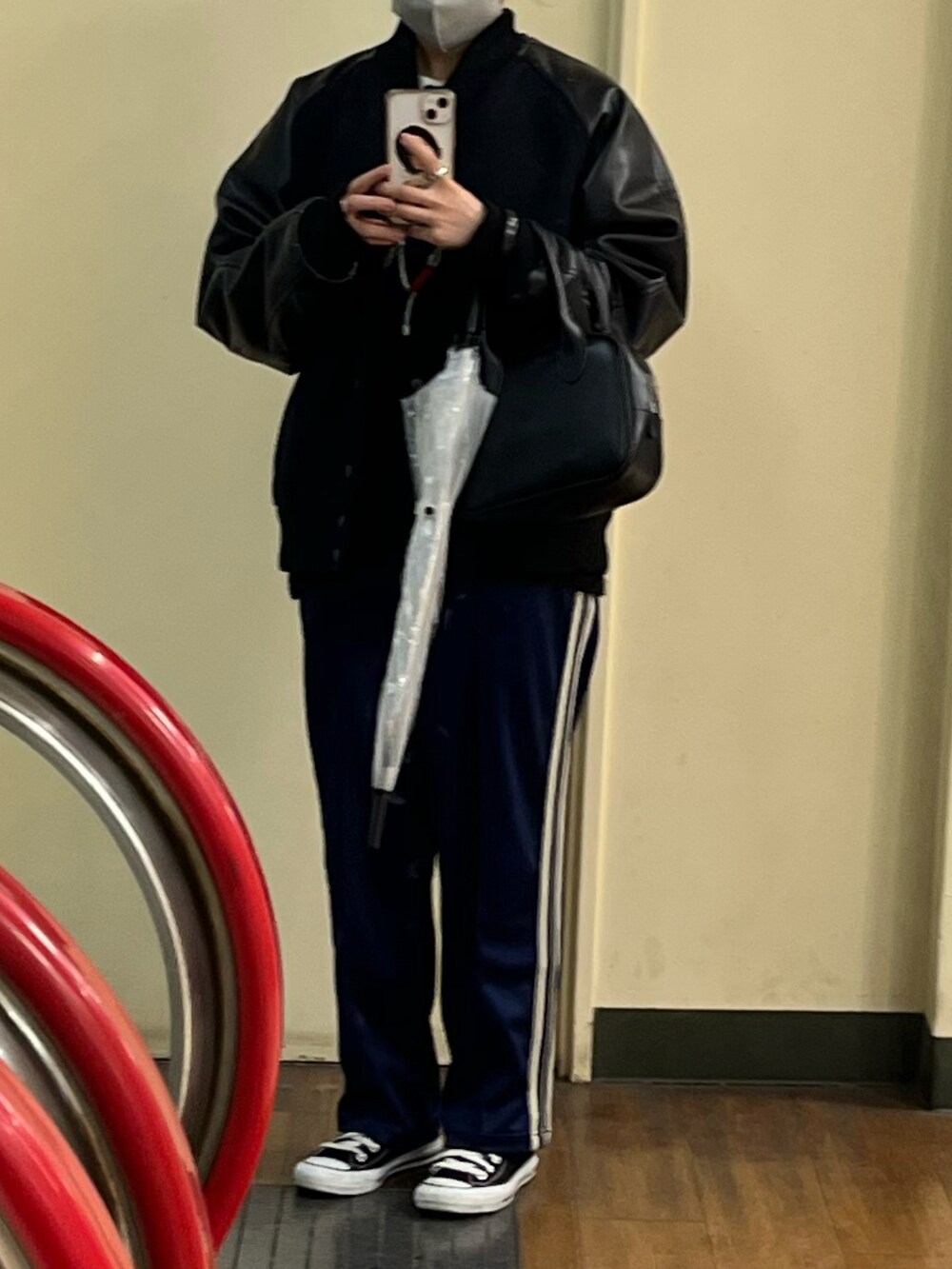 ブラック系のシューズを着用したレディースの春コーディネートの2枚目の写真