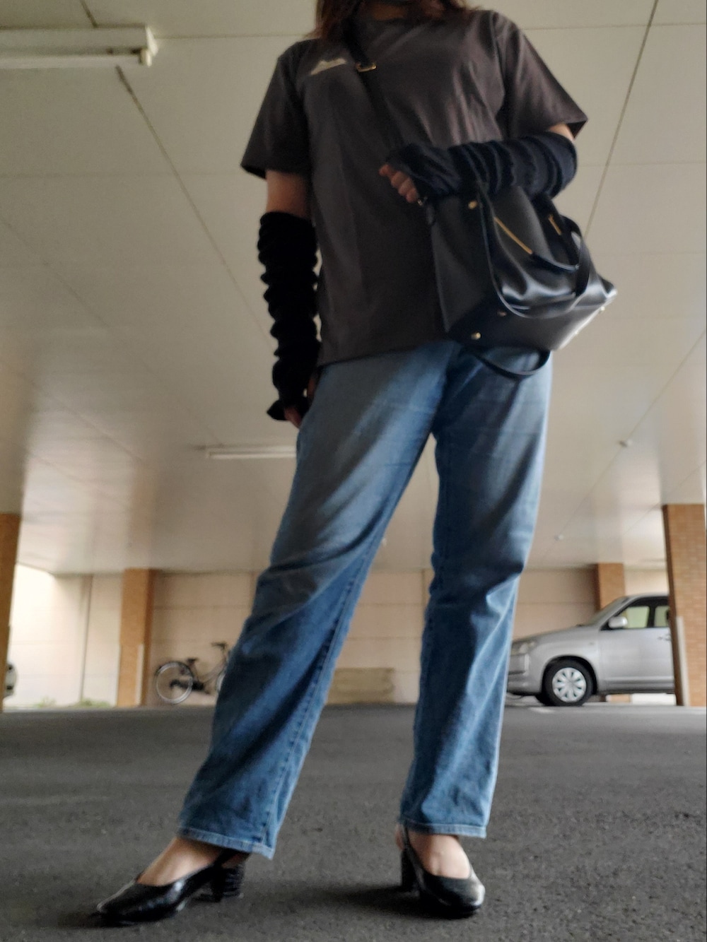 ブルー系のデニムパンツ、グレー系のTシャツ/カットソーを着用したレディースの夏コーディネートの2枚目の写真