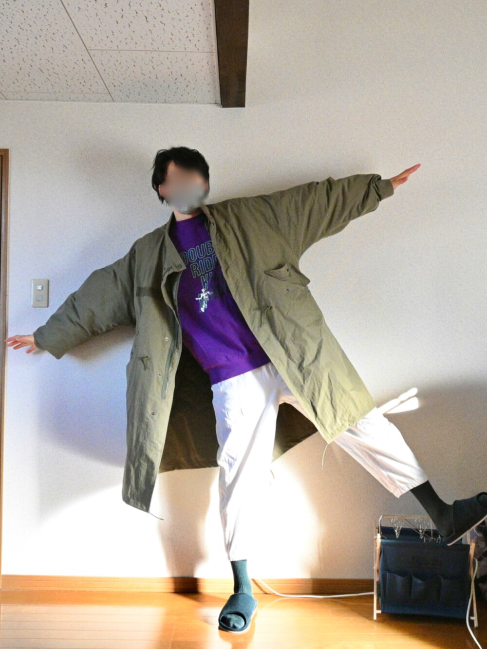 パープル系のスウェット、グリーン系のモッズコート、ホワイト系のパンツを着用したメンズの冬コーディネートの3枚目の写真