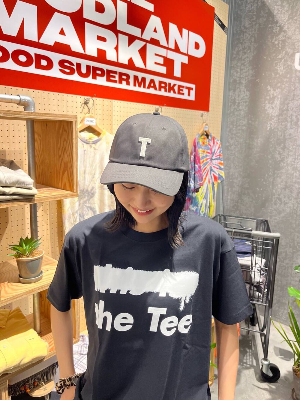 ブラック系のTシャツ/カットソー、グレー系のキャップを着用したレディースの夏コーディネートの2枚目の写真