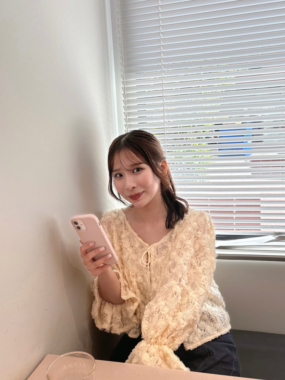 ホワイト系のカーディガン/ボレロを着用したレディースの秋コーディネートの2枚目の写真
