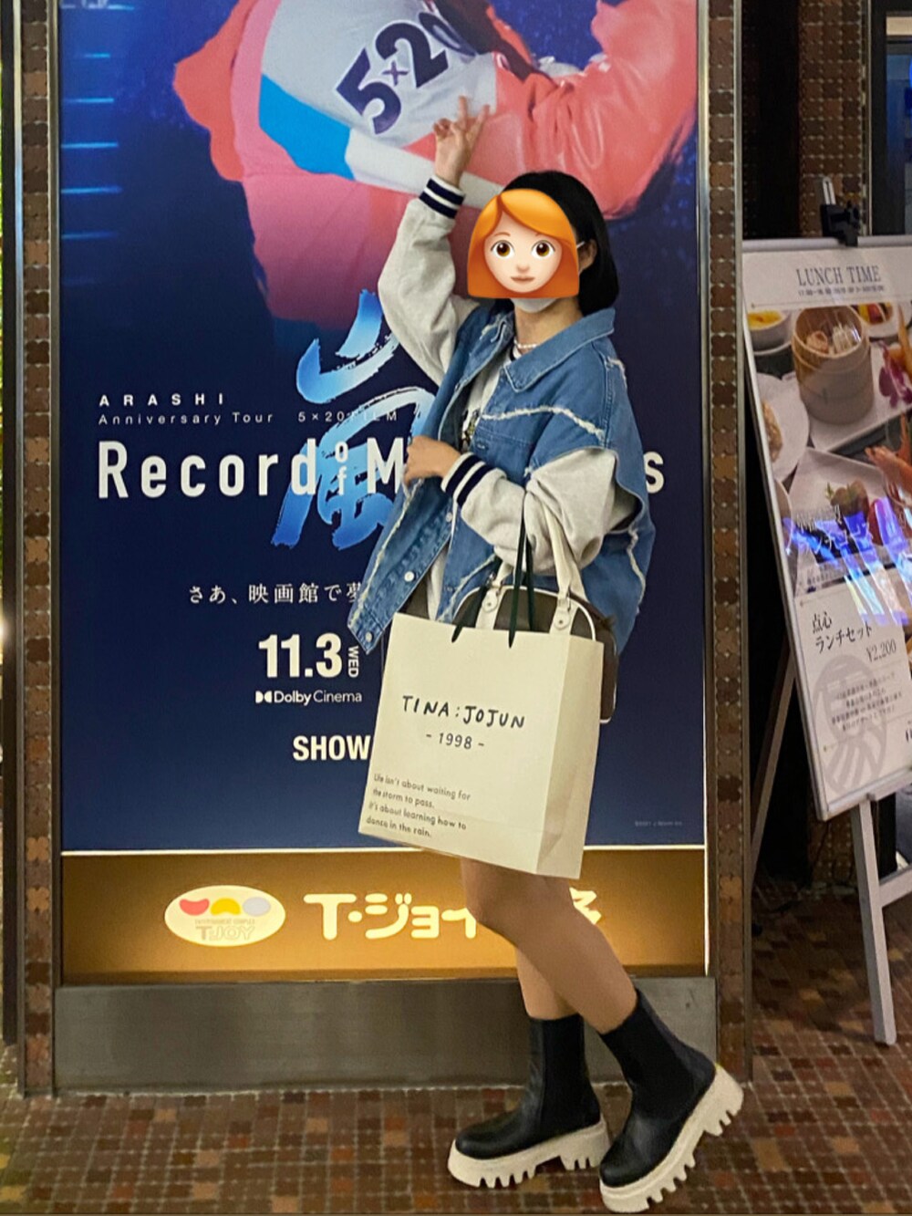 ブルー系のデニムジャケット、グレー系のスウェット、グリーン系のパンツを着用したレディースの秋コーディネートの2枚目の写真