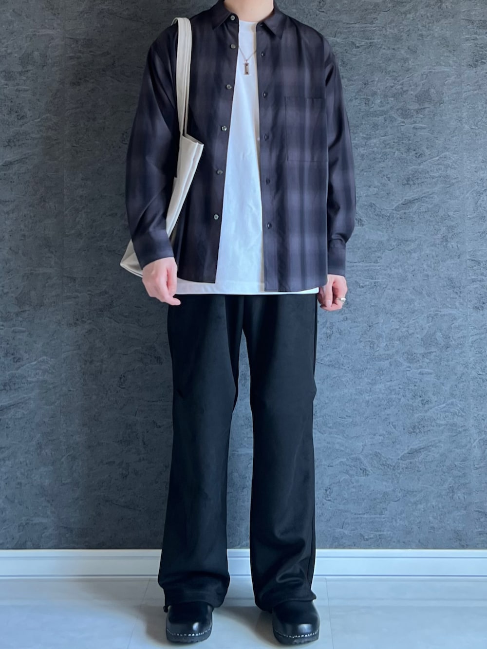 グレー系のシャツ/ブラウス、シルバー系のネックレスを着用したメンズの夏コーディネートの2枚目の写真