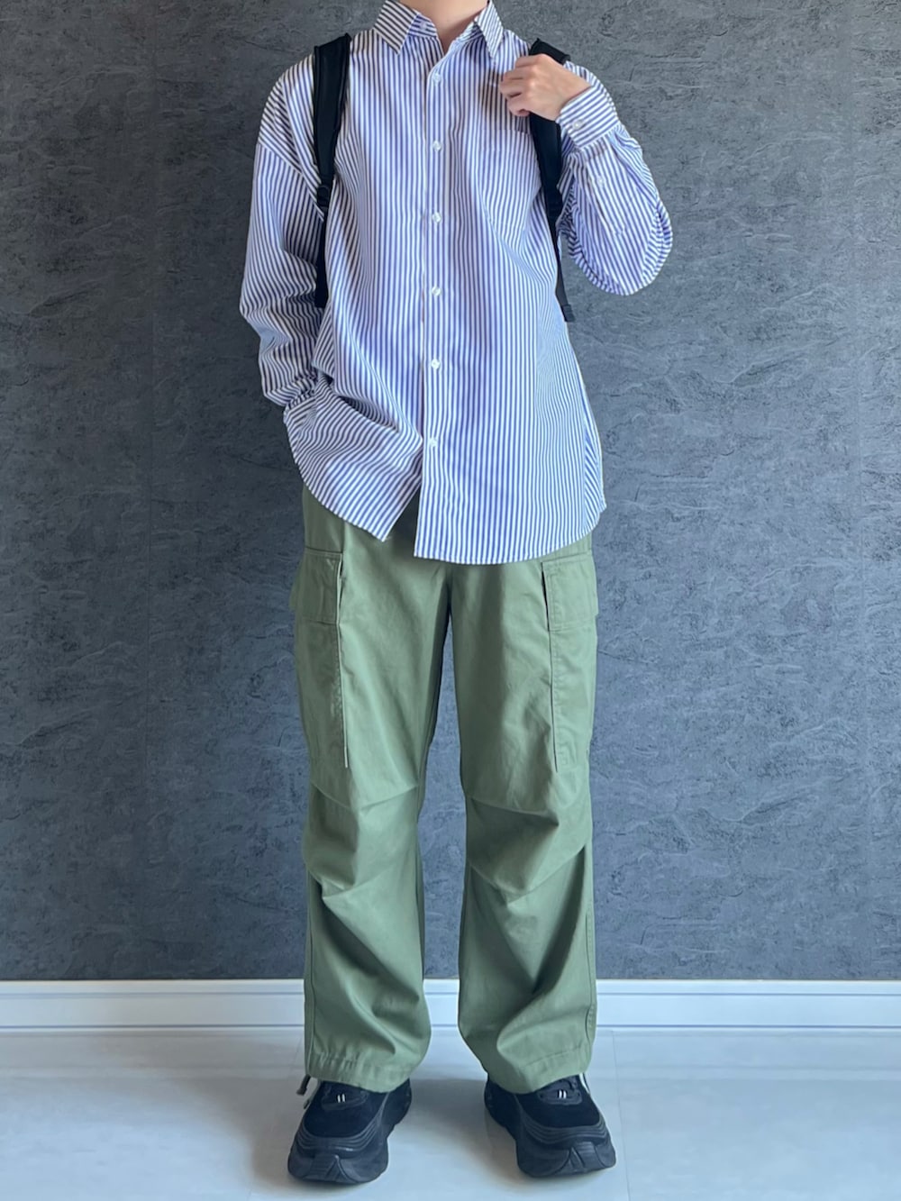 ブルー系のシャツ/ブラウス、グリーン系のカーゴパンツを着用したメンズの秋コーディネートの2枚目の写真