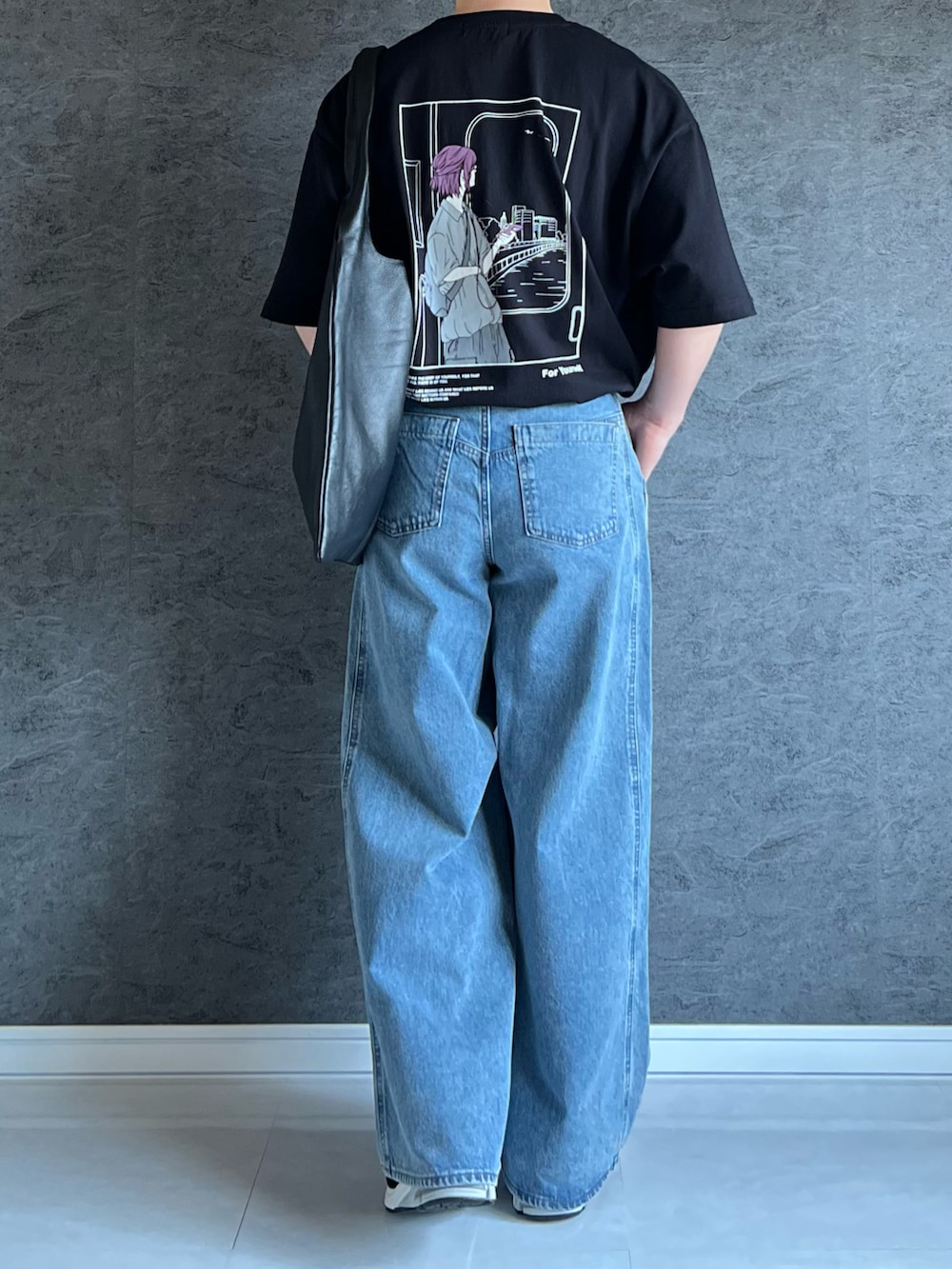 「Tシャツ、バックプリント、プリントT、タックイン、GU、ニューバランス、スニーカー、カジュアル、メンズコーデ、低身長コーデ、低身長男子、夏、ラフ、着回しコーデ、プチプラ」｜「ILL'Sの25SS 新柄追加 イラストバックプリント / ワンポイント刺繍 ビッグシルエット半袖Tシャツ カットソー ユニセックス メンズ レディース【ILL'S】（Tシャツ/カットソー、ブラック系）」を使った、chika さん（骨格ナチュラル・メンズ・166cm）の春コーディネートの2枚目の写真