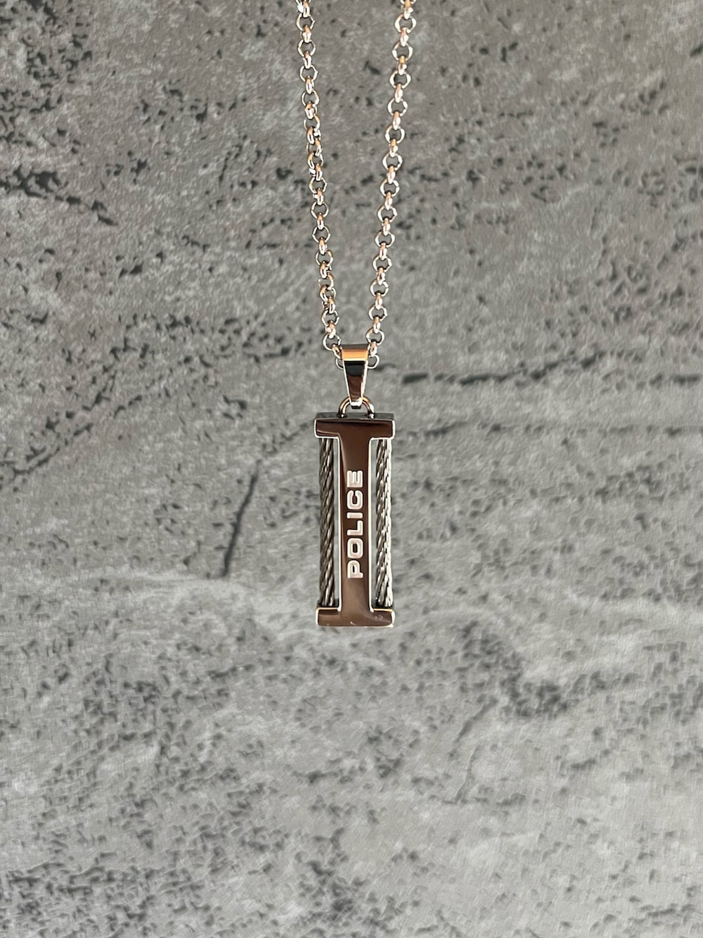 グレー系のシャツ/ブラウス、シルバー系のネックレスを着用したメンズの夏コーディネートの3枚目の写真