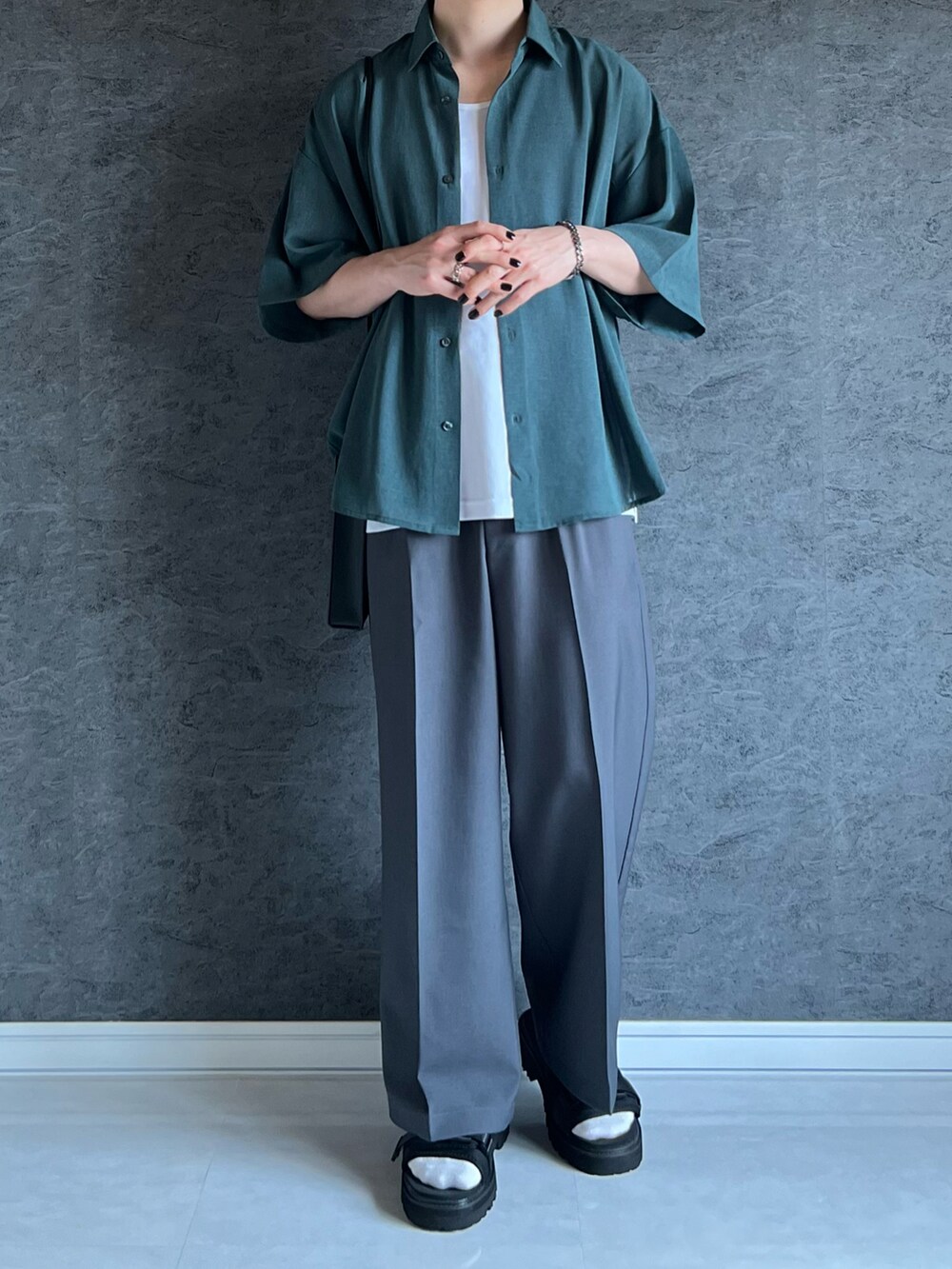 グリーン系のシャツ/ブラウス、ホワイト系のタンクトップ、グレー系のデニムパンツを着用したメンズの夏コーディネートの2枚目の写真