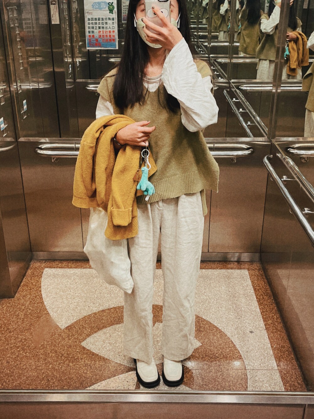 ホワイト系のトップス、ベージュ系のパンツ、ホワイト系のシューズを着用したレディースの秋コーディネートの2枚目の写真