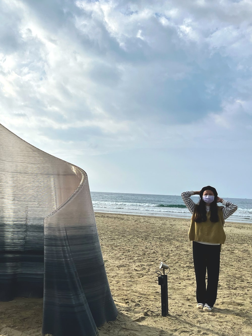 ブラック系の帽子を着用したレディースの秋コーディネートの2枚目の写真