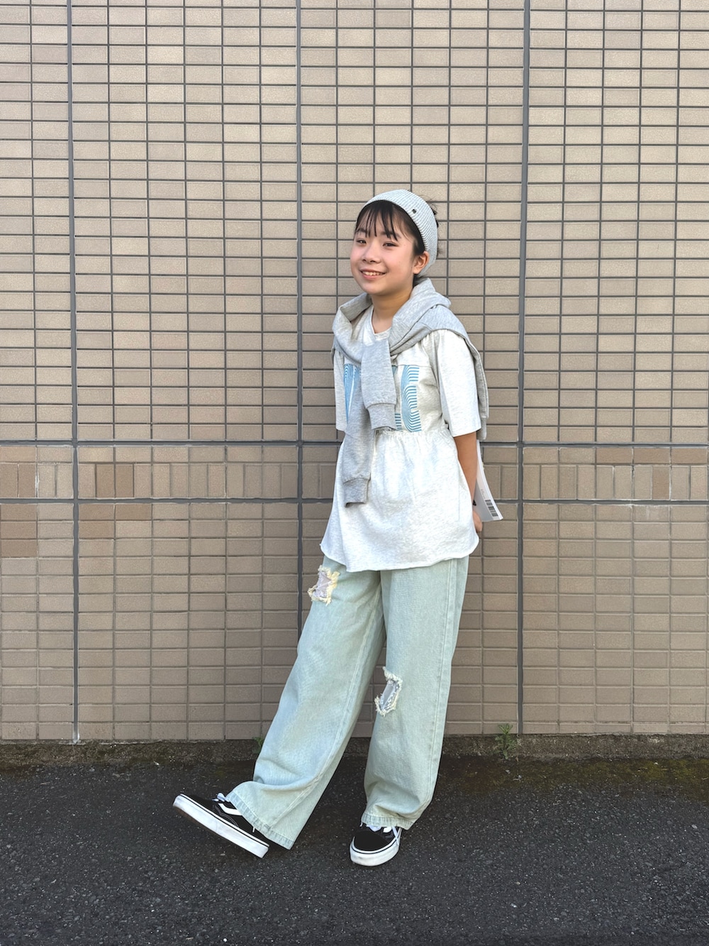 グレー系のワンピース、グレー系のワンピース、ブルー系のデニムパンツを着用したキッズの春コーディネートの6枚目の写真