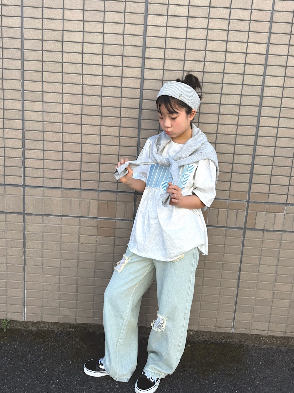 グレー系のワンピース、グレー系のワンピース、ブルー系のデニムパンツを着用したキッズの春コーディネートの4枚目の写真