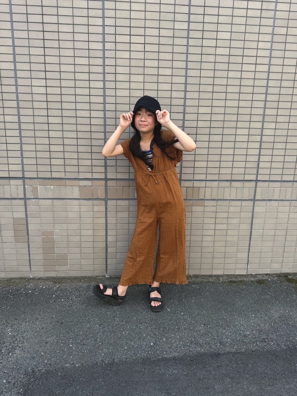 イエロー系のサロペット/オーバーオールを着用したキッズの秋コーディネートの3枚目の写真