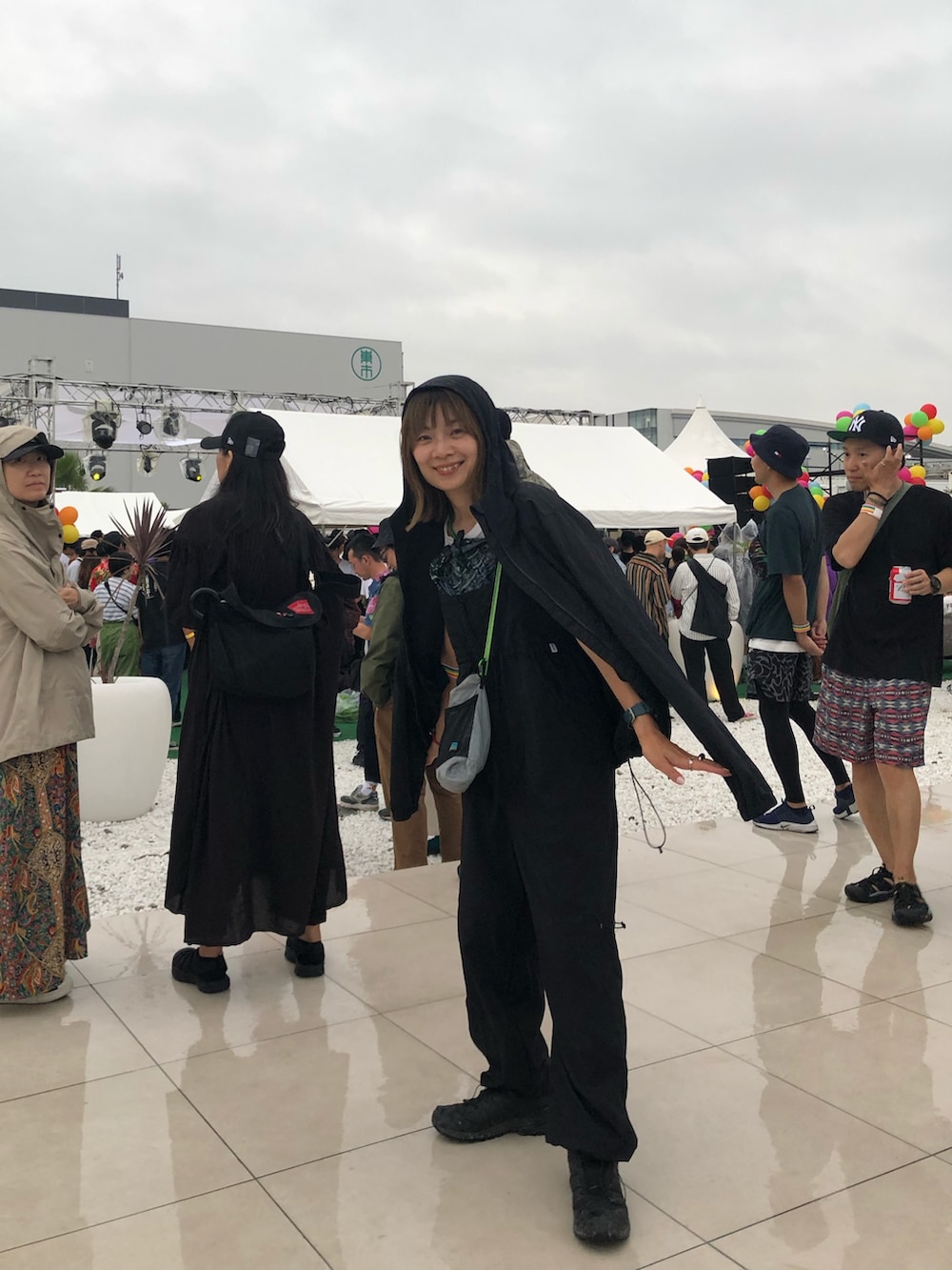 「フェススタイル、お出かけコーデ、アウトドアスタイル、梅雨コーデ、雨の日コーデ」｜「Franklin Climbingの【Retreat】ギャザーカーゴサロペット《UVカット・撥水》（サロペット/オーバーオール、ブラック系）」を使った、ayummiyuさん（レディース・164cm）の夏コーディネートの2枚目の写真