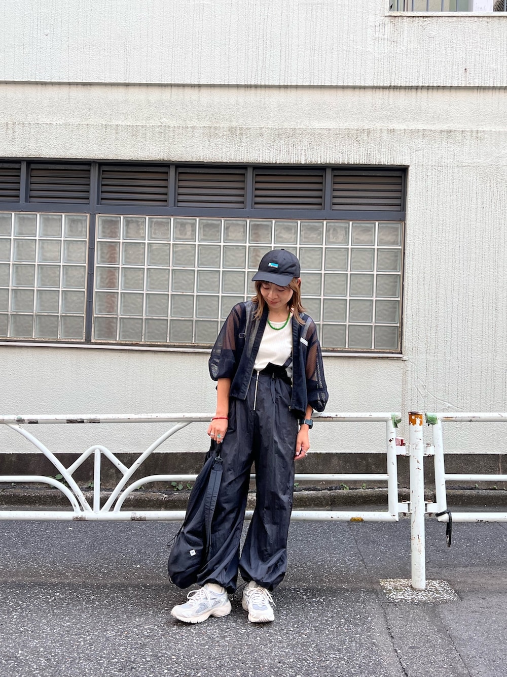 「きれいめカジュアル、スニーカー、シアートップス、キャップ、雨の日コーデ、梅雨コーデ、サロペット」｜「CIAOPANIC TYPYの光沢ナイロンウエストギャザーサス付きパンツ（サロペット/オーバーオール、ブラック系）」を使った、ayummiyuさん（レディース・164cm）の夏コーディネートの4枚目の写真