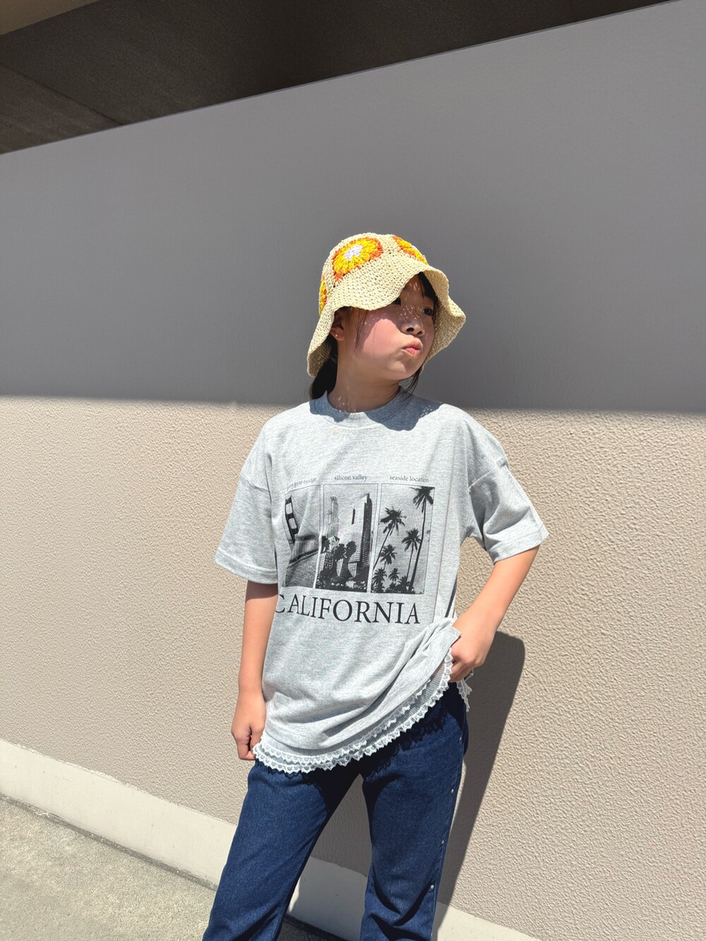 グレー系のTシャツ/カットソー、ブルー系のデニムパンツ、ホワイト系のキャミソールを着用したキッズの夏コーディネートの2枚目の写真