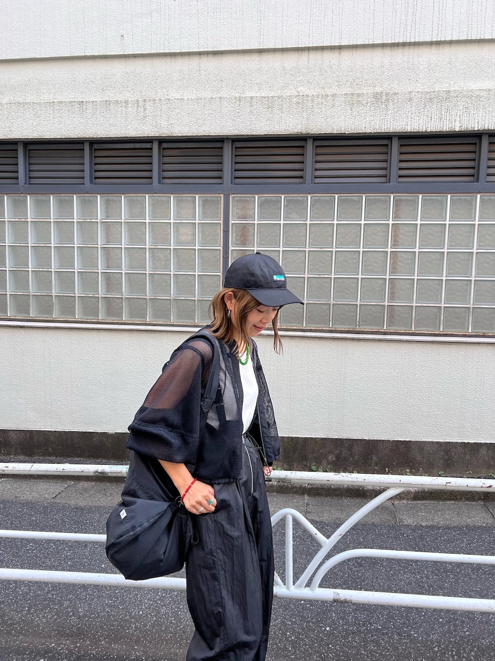 「きれいめカジュアル、スニーカー、シアートップス、キャップ、雨の日コーデ、梅雨コーデ、サロペット」｜「CIAOPANIC TYPYの光沢ナイロンウエストギャザーサス付きパンツ（サロペット/オーバーオール、ブラック系）」を使った、ayummiyuさん（レディース・164cm）の夏コーディネートの2枚目の写真