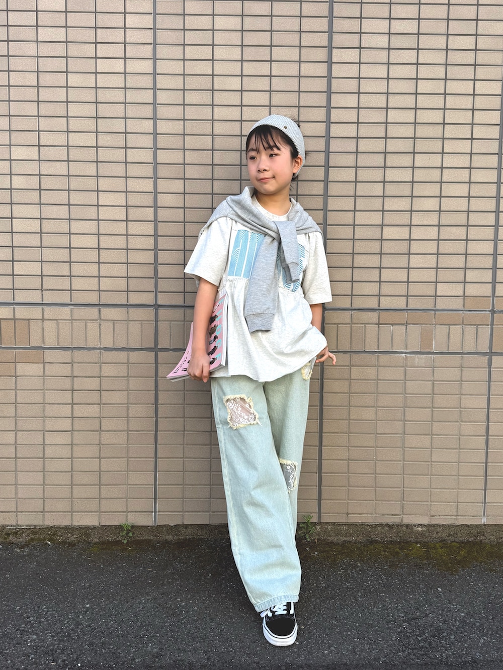 グレー系のワンピース、グレー系のワンピース、ブルー系のデニムパンツを着用したキッズの春コーディネートの5枚目の写真