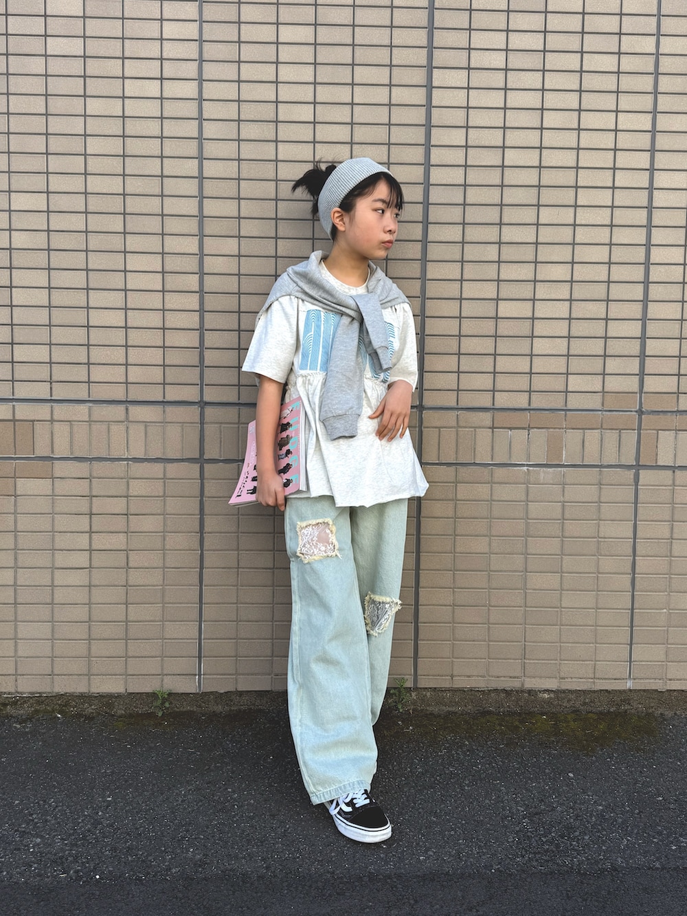 グレー系のワンピース、グレー系のワンピース、ブルー系のデニムパンツを着用したキッズの春コーディネートの2枚目の写真