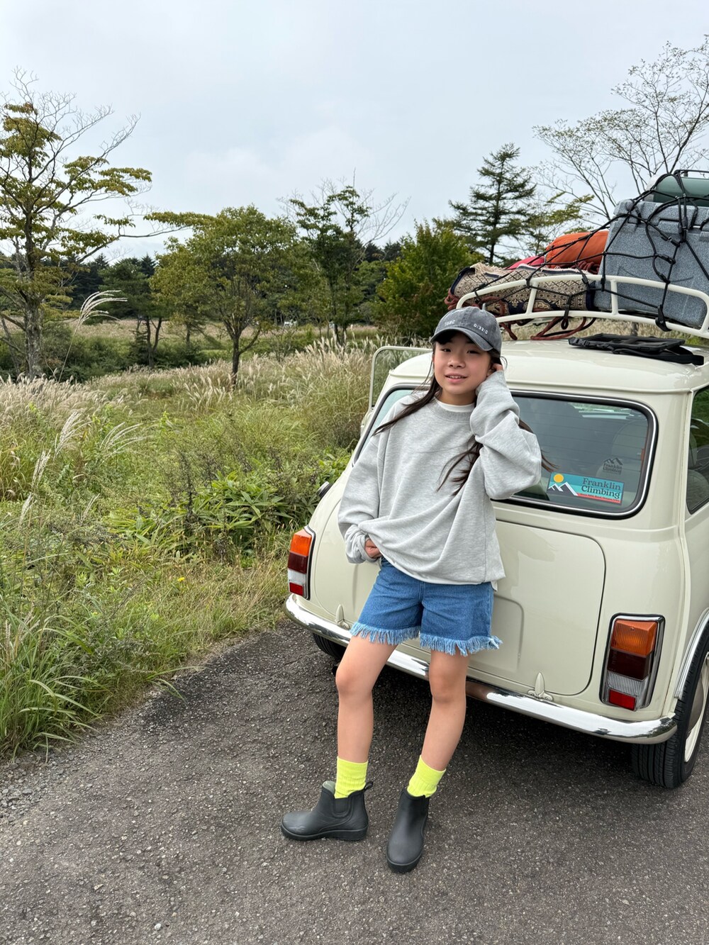 グレー系のスウェット、ブルー系のデニムパンツ、グレー系のハットを着用したキッズの秋コーディネートの2枚目の写真