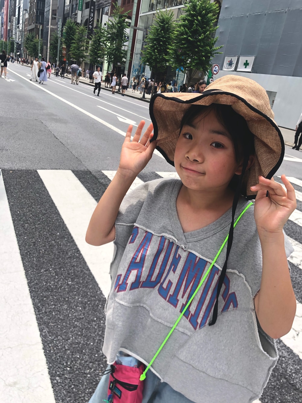 「古着MIX、お出かけコーデ、レイヤードスタイル、麦わら帽子、ストリート」｜「CIAOPANIC TYPYの【KIDS】ジュート風プリーツハット（ハット、ベージュ系）」を使った、ayummiyuさん（キッズ・134cm）の夏コーディネートの2枚目の写真