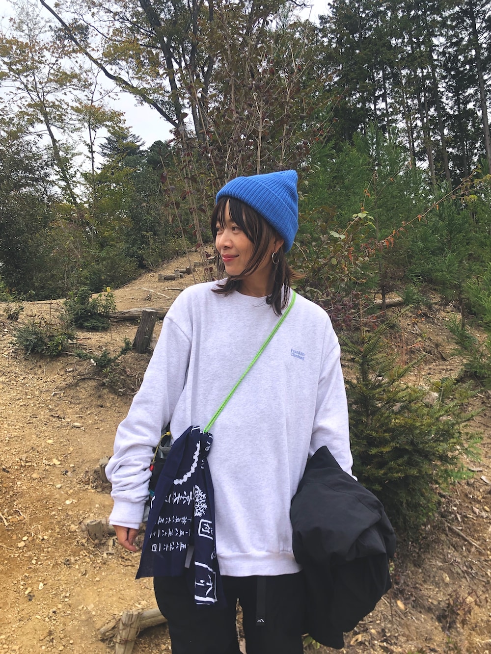 「休日スタイル、スウェット、秋のコーデ、秋服、アウトドア、登山、バックプリント、山登りスタイル、猫、ネコ」｜「Franklin Climbingの【Franklin Climbing】キャット＆サーフ スウェット（スウェット、グレー系）」を使った、ayummiyuさん（レディース・164cm）の秋コーディネートの3枚目の写真