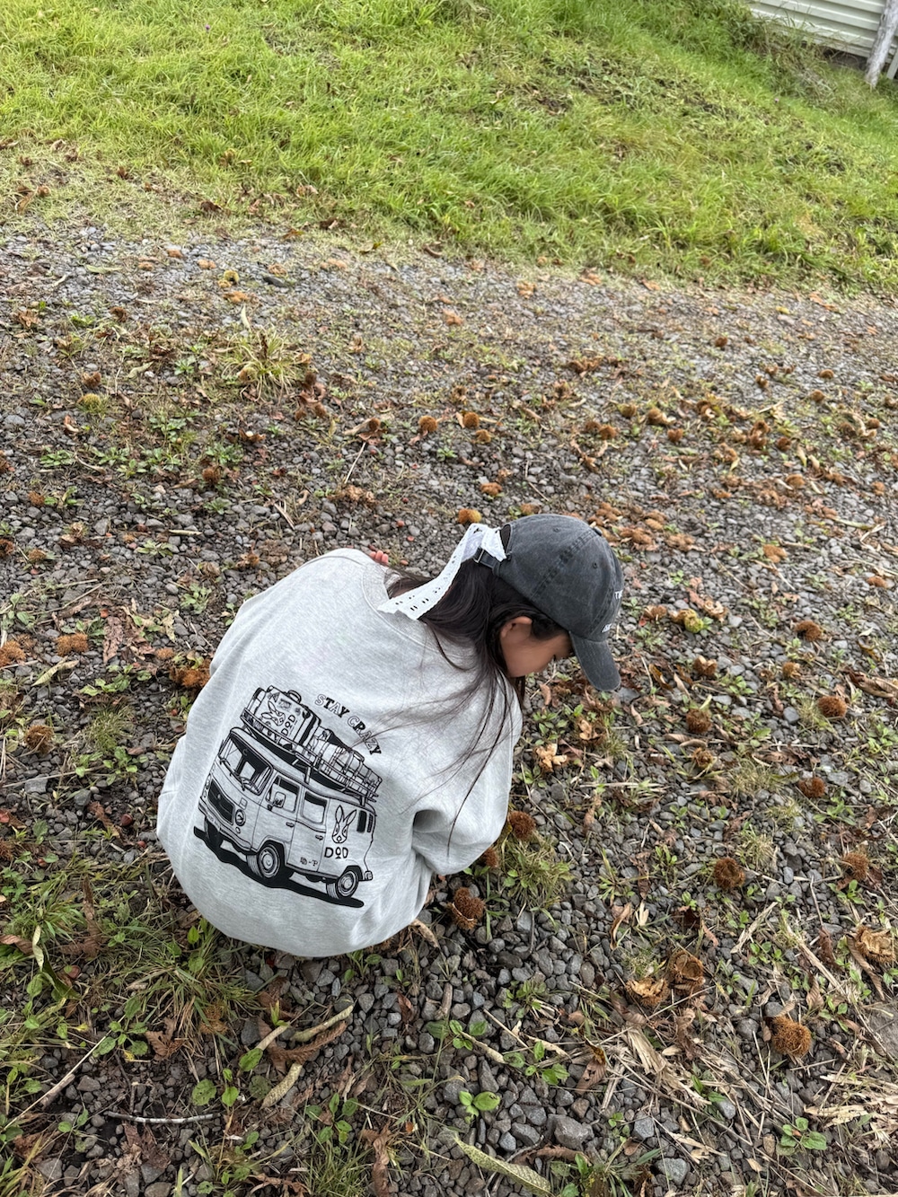 グレー系のスウェット、ブルー系のデニムパンツ、グレー系のハットを着用したキッズの秋コーディネートの3枚目の写真