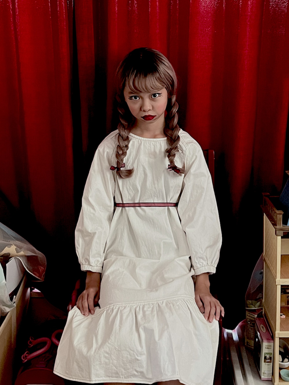 ホワイト系のワンピース、その他のウィッグを着用したキッズの秋コーディネートの2枚目の写真