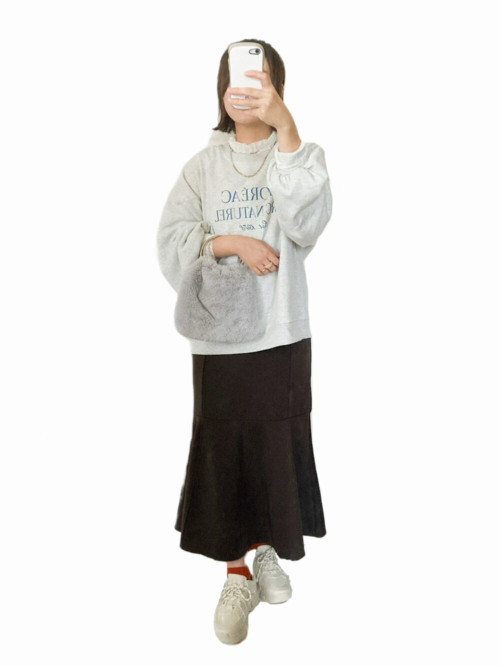 ホワイト系のTシャツ/カットソーを着用したレディースの秋コーディネートの2枚目の写真