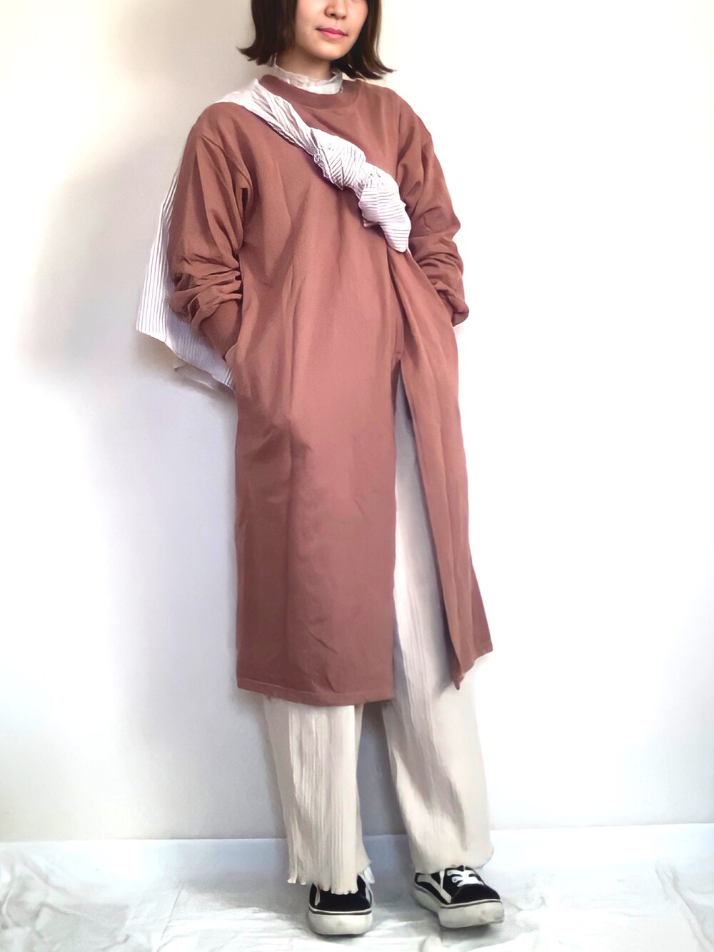 ピンク系のスウェット、ピンク系のシャツ/ブラウス、ブラック系のスニーカーを着用したレディースの春コーディネートの2枚目の写真