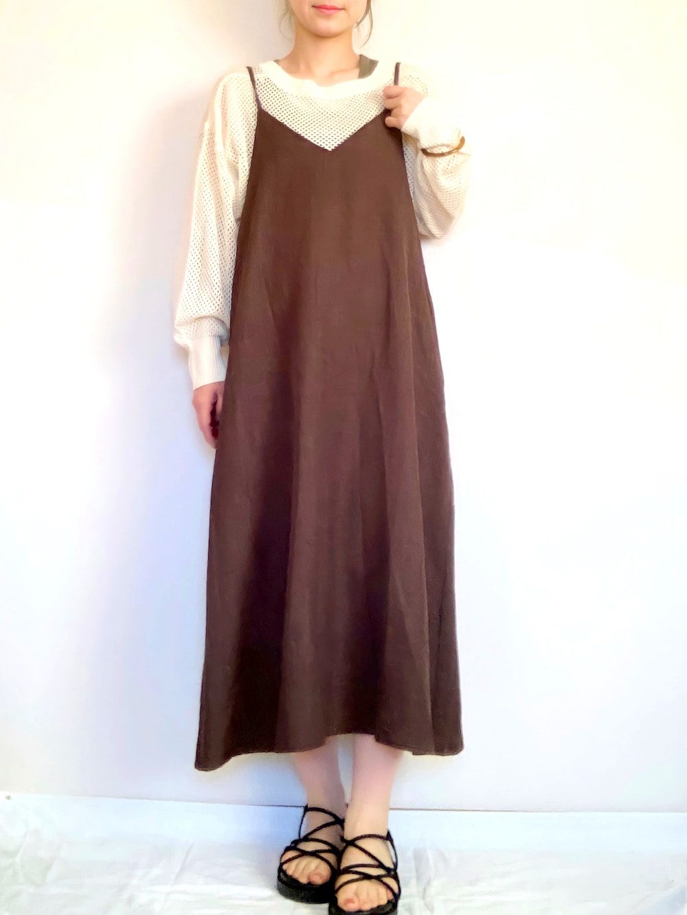 ブラウン系のワンピース、ホワイト系のカーディガン/ボレロを着用したレディースの春コーディネートの2枚目の写真