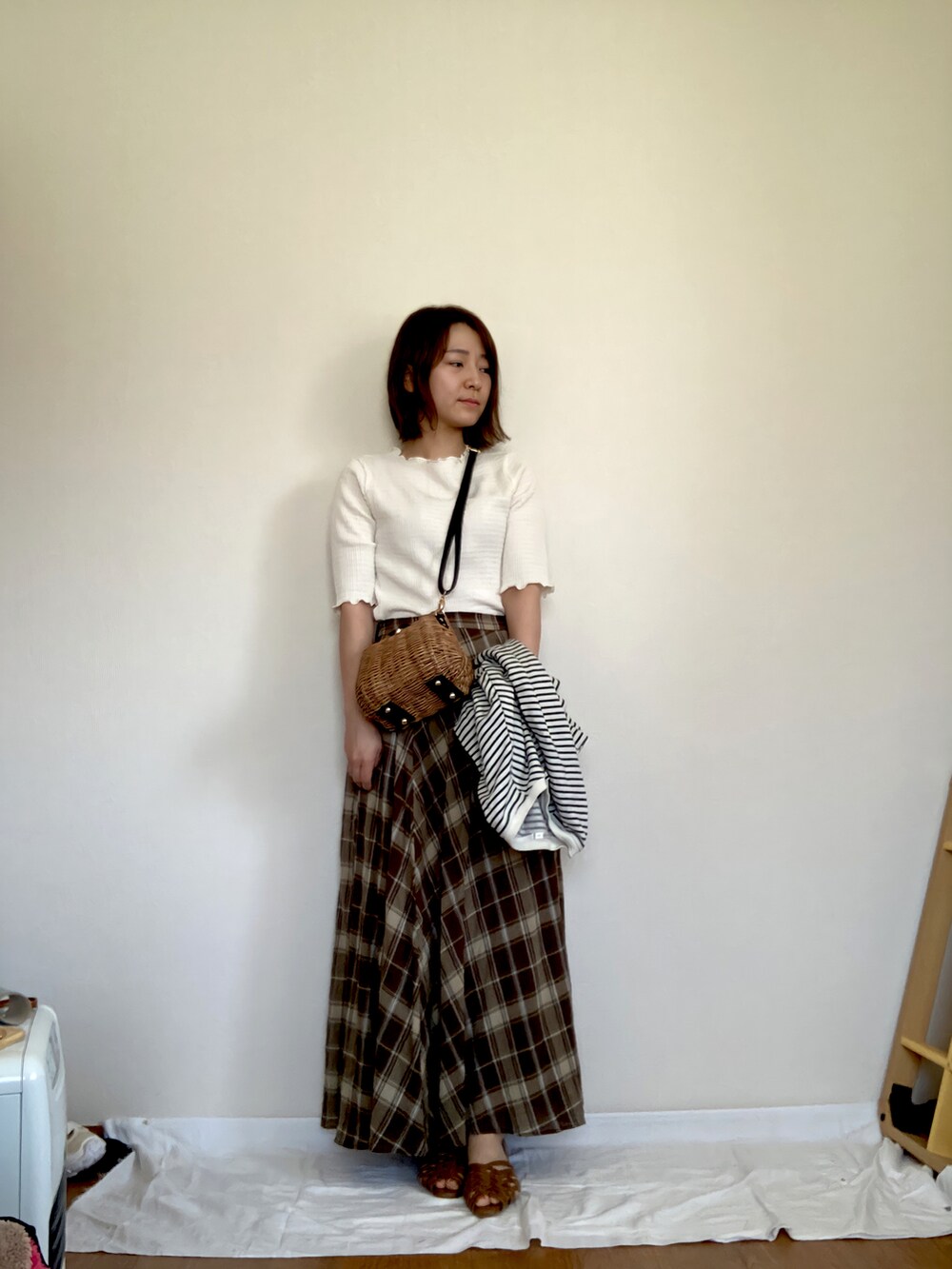 ホワイト系のTシャツ/カットソー、ブラウン系のスカート、ブラウン系のサンダルを着用したレディースの春コーディネートの2枚目の写真