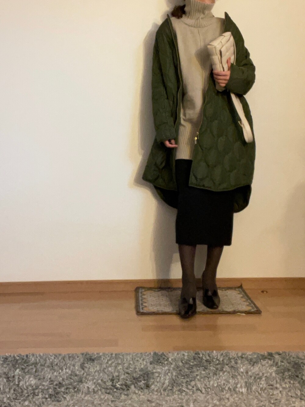 グリーン系のその他アウター、ブラック系のセットアップ、ブラック系のパンプスを着用したレディースの冬コーディネートの2枚目の写真