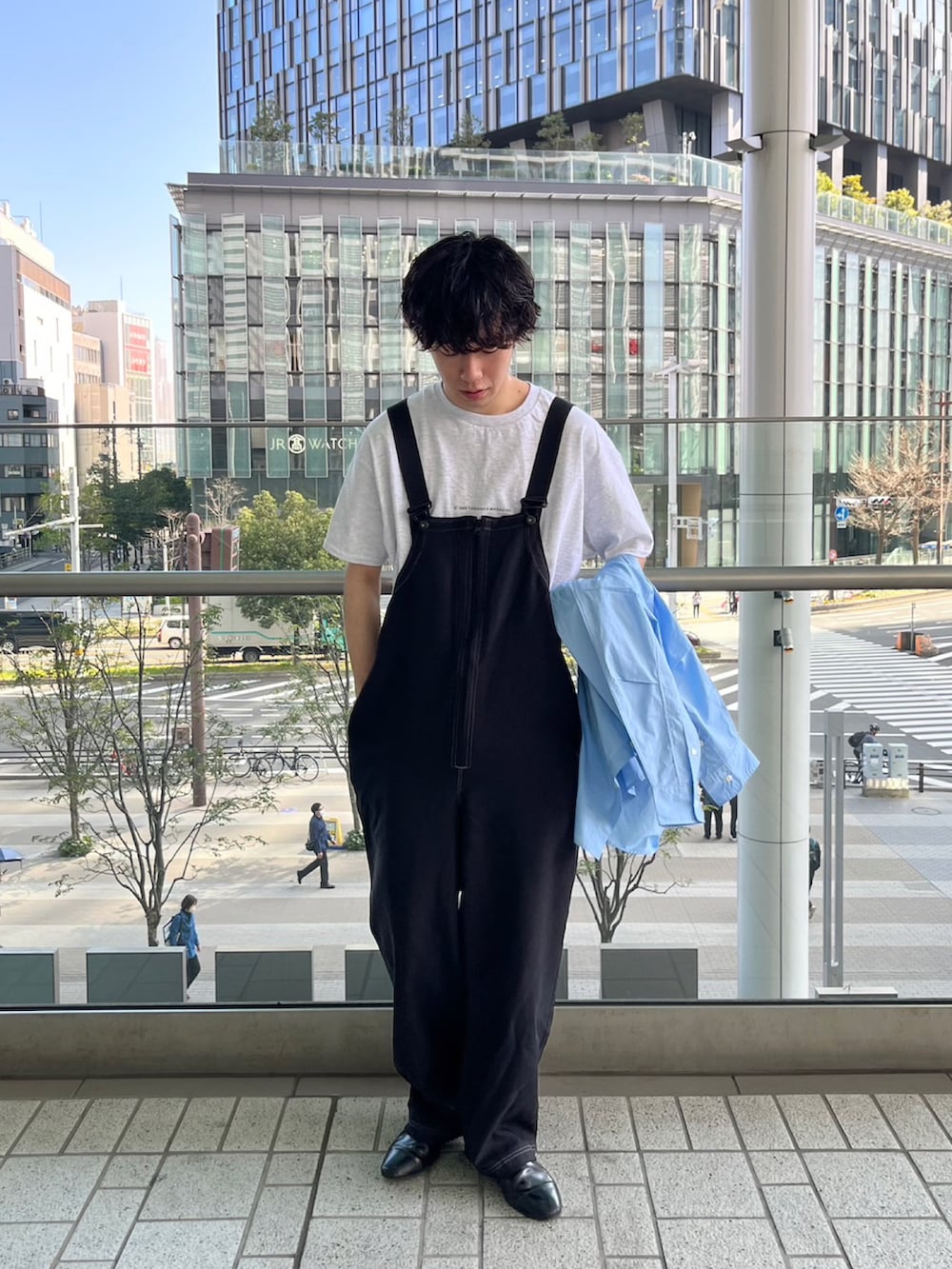 グレー系のTシャツ/カットソー、ブラック系のサロペット/オーバーオールを着用したメンズの春コーディネートの3枚目の写真