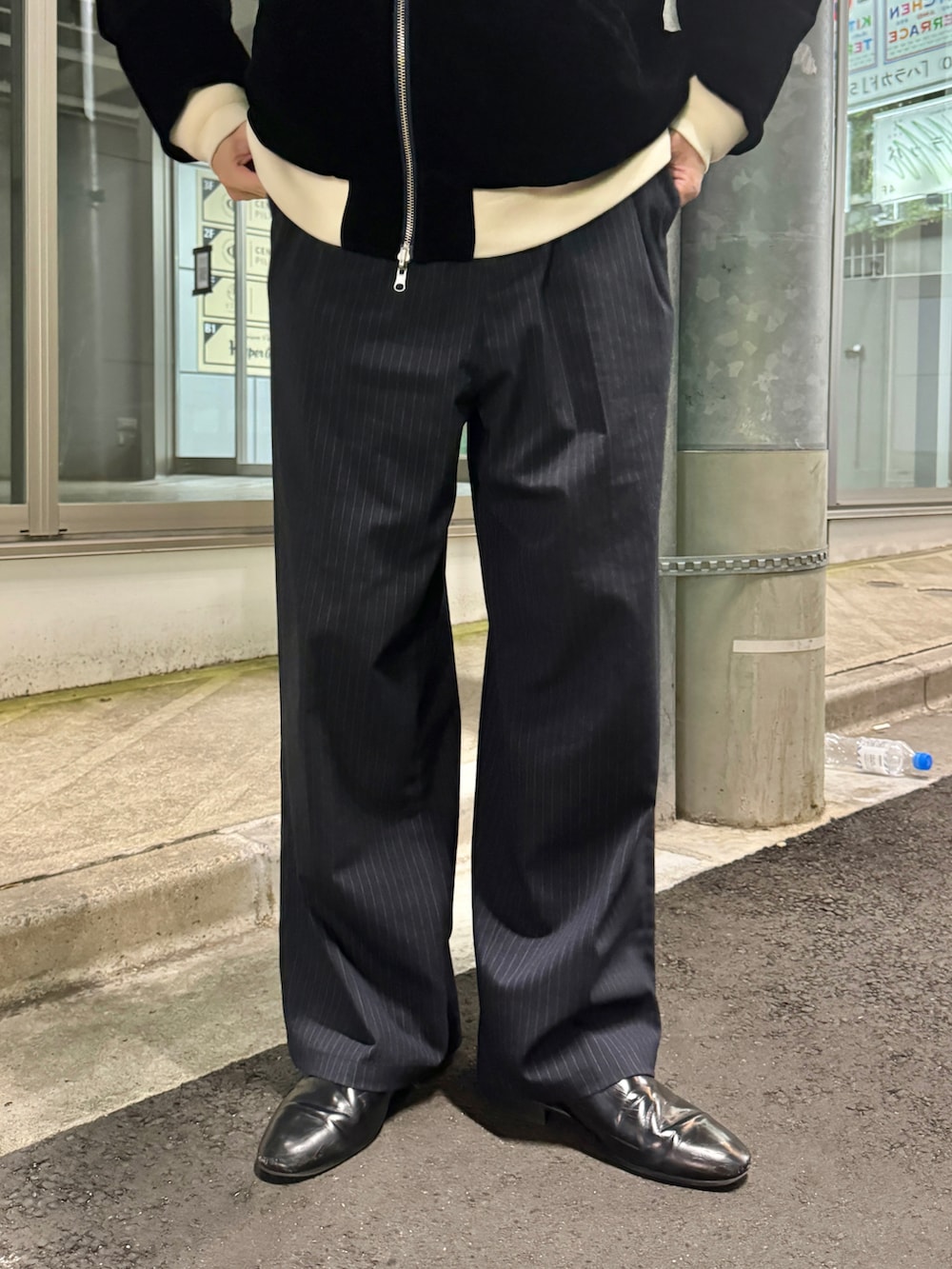 ブラック系のスカジャン、ブルー系のその他パンツ、ブラック系のスリッポンを着用したメンズの冬コーディネートの4枚目の写真