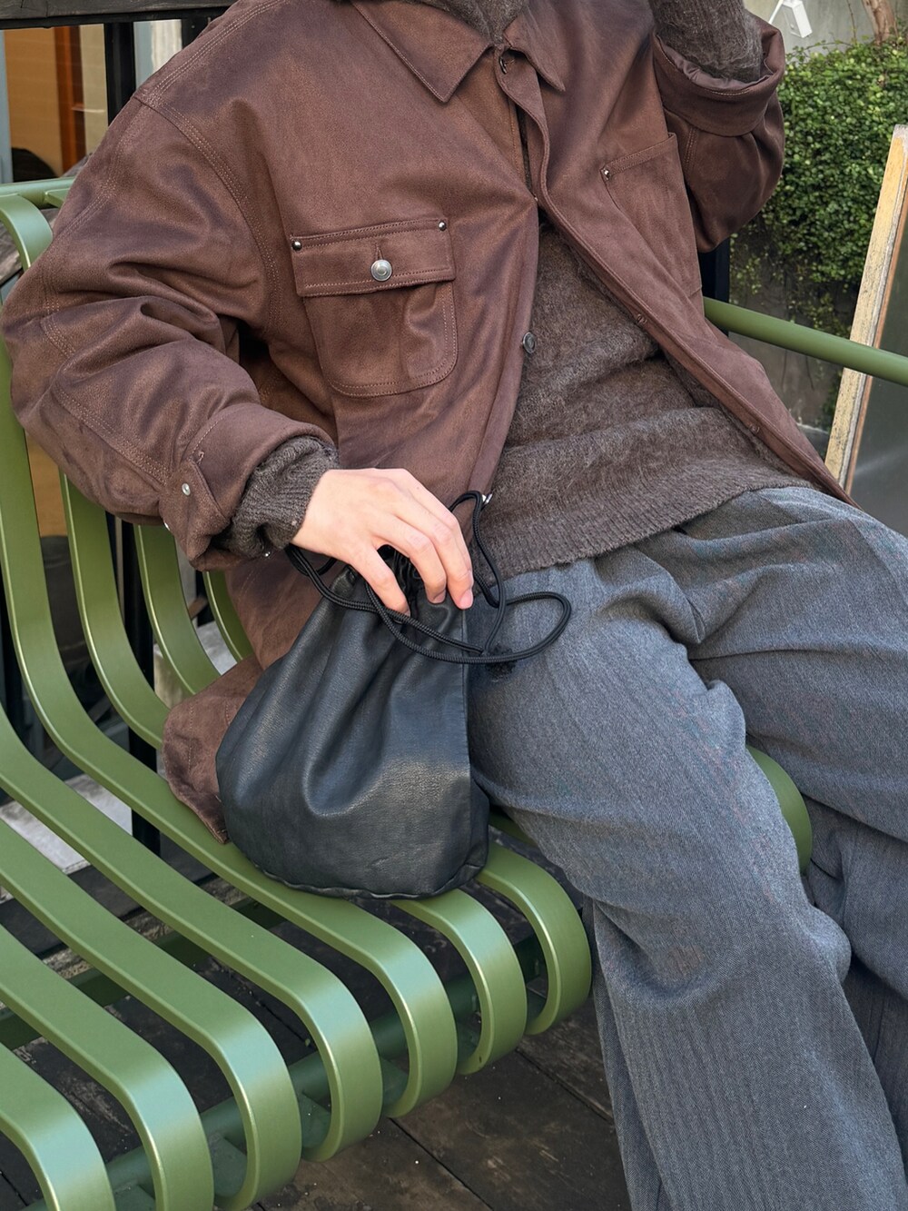 ブラウン系のその他アウター、ブラウン系のニット/セーター、グレー系のその他パンツを着用したメンズの冬コーディネートの3枚目の写真