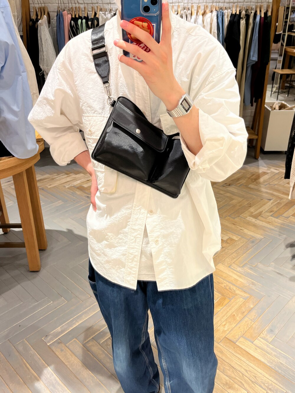 ホワイト系のシャツ/ブラウス、ブラック系のボディバッグ/ウエストポーチを着用したメンズの春コーディネートの2枚目の写真