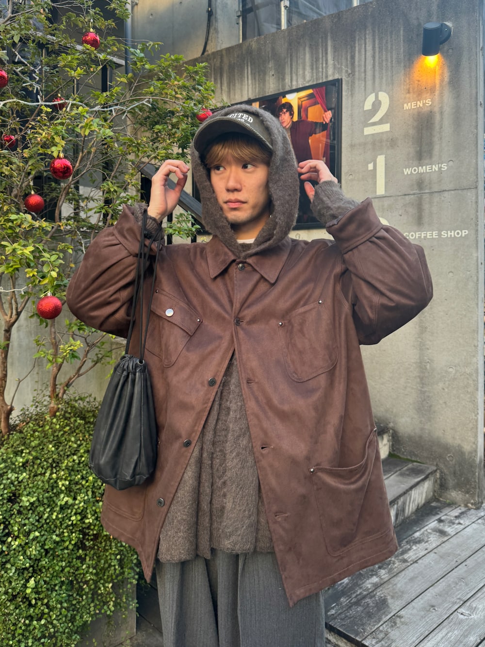 ブラウン系のその他アウター、ブラウン系のニット/セーター、グレー系のその他パンツを着用したメンズの冬コーディネートの2枚目の写真