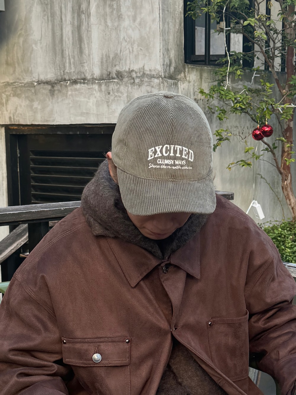 ブラウン系のその他アウター、ブラウン系のニット/セーター、グレー系のその他パンツを着用したメンズの冬コーディネートの4枚目の写真