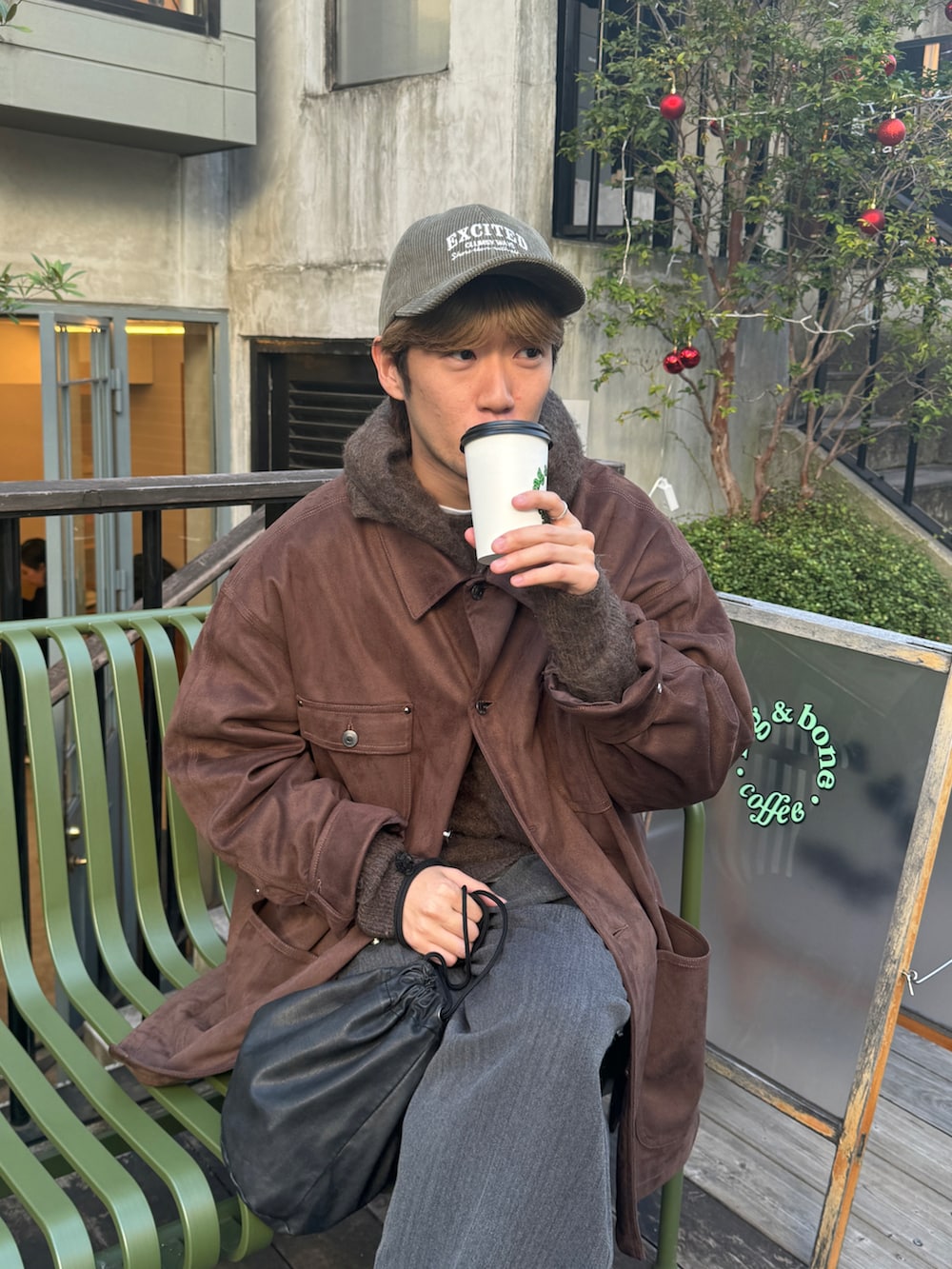 ブラウン系のその他アウター、ブラウン系のニット/セーター、グレー系のその他パンツを着用したメンズの冬コーディネートの5枚目の写真