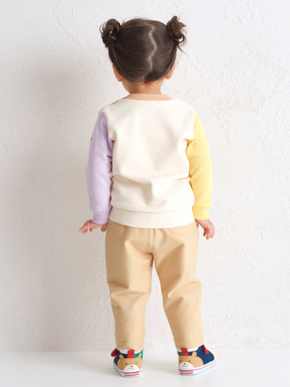 その他のスニーカー、ベージュ系のその他パンツ、ベージュ系のスウェットを着用したキッズの秋コーディネートの2枚目の写真