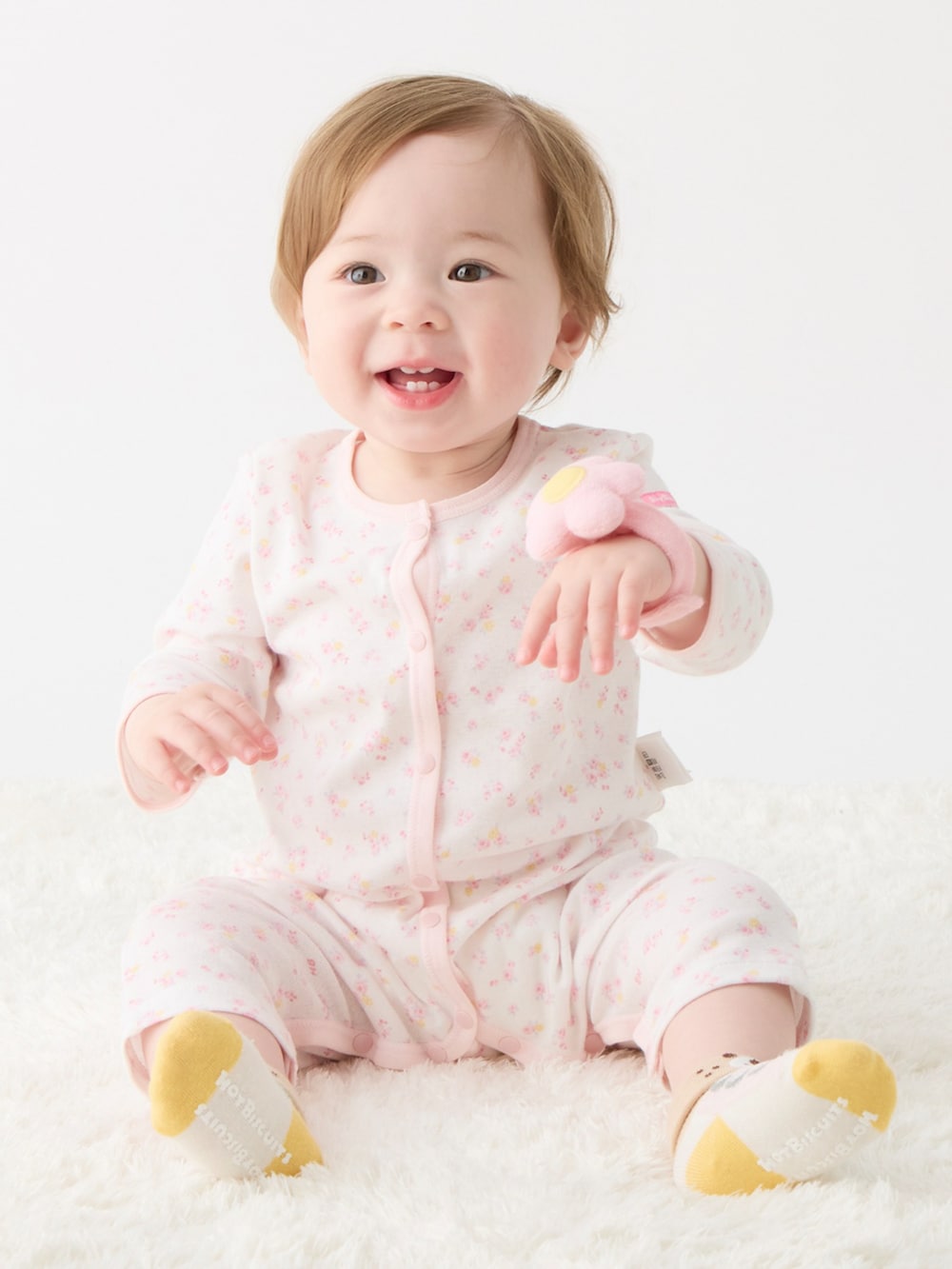 ブルー系の肌着、ピンク系の肌着、その他の肌着を着用したキッズの夏コーディネートの4枚目の写真