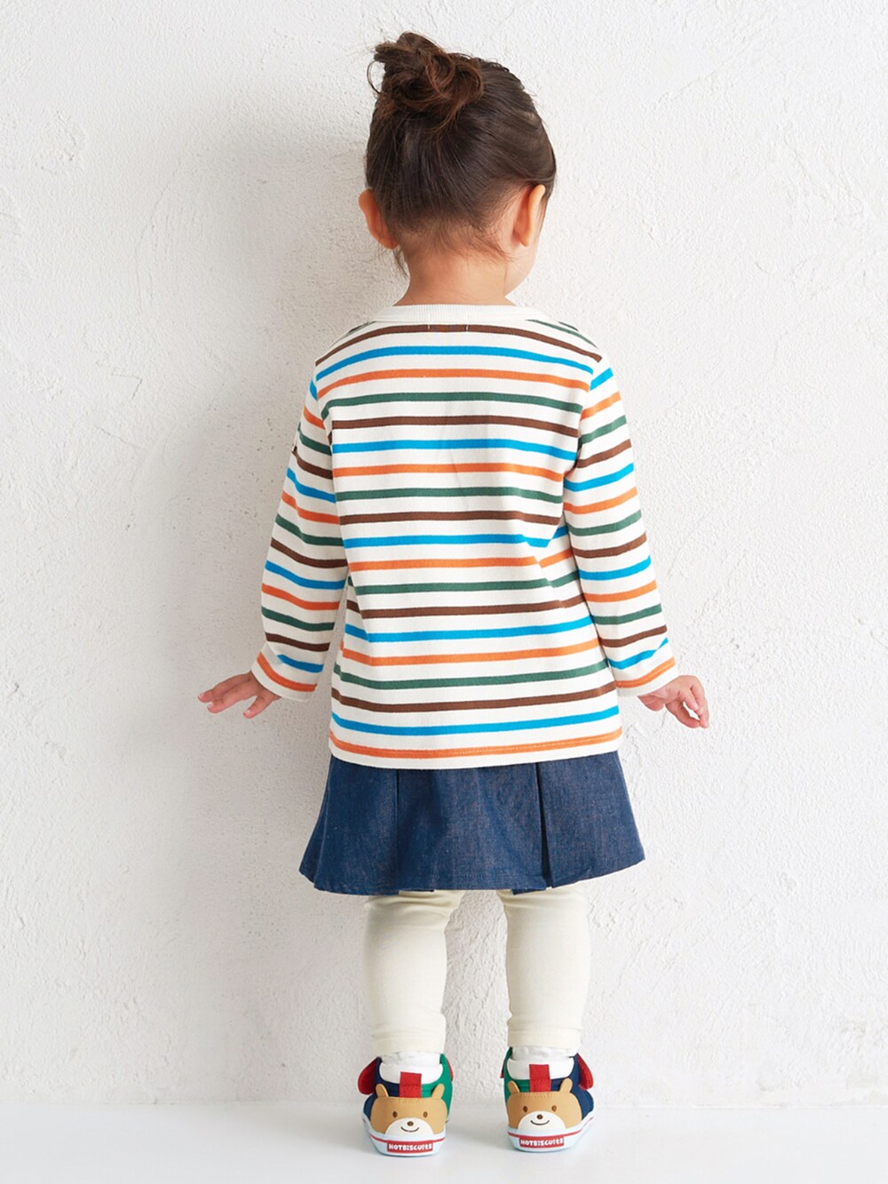 その他のスニーカー、ブルー系のデニムパンツ、グリーン系のTシャツ/カットソーを着用したキッズの夏コーディネートの2枚目の写真